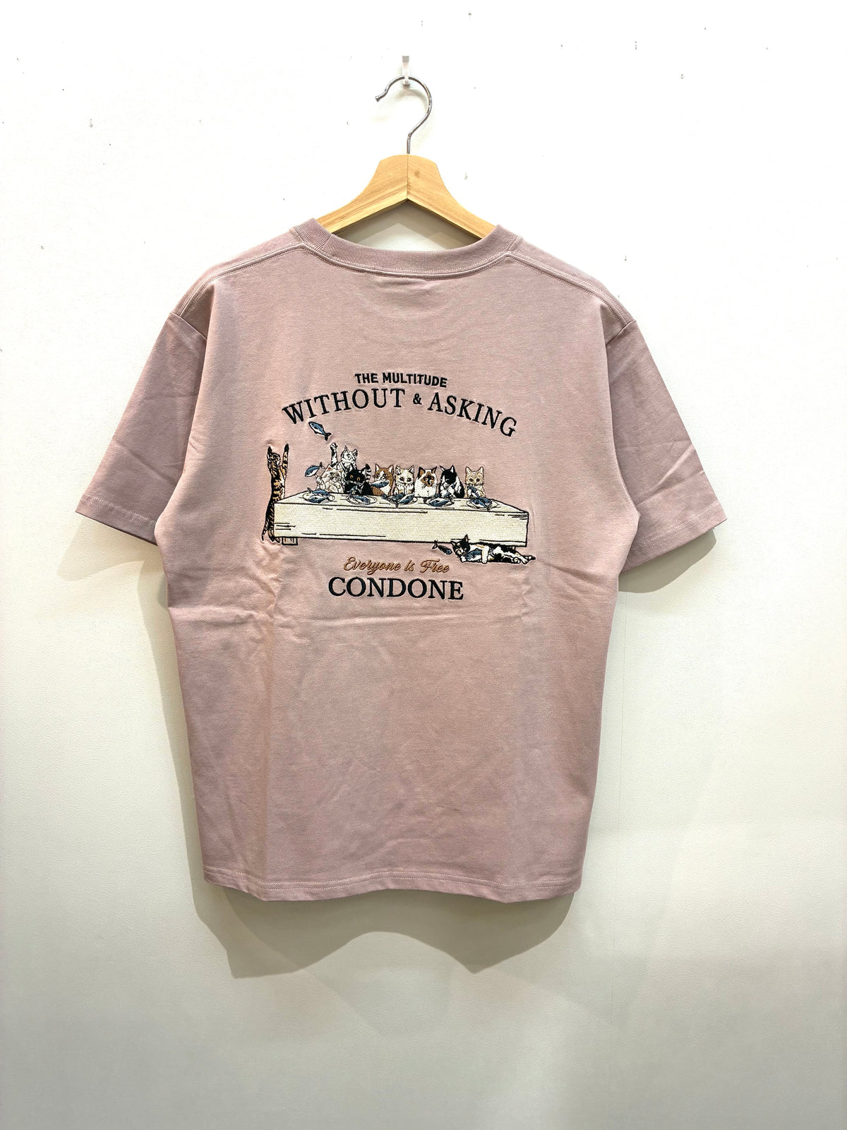 晩餐ネコ刺繍 Tシャツ
