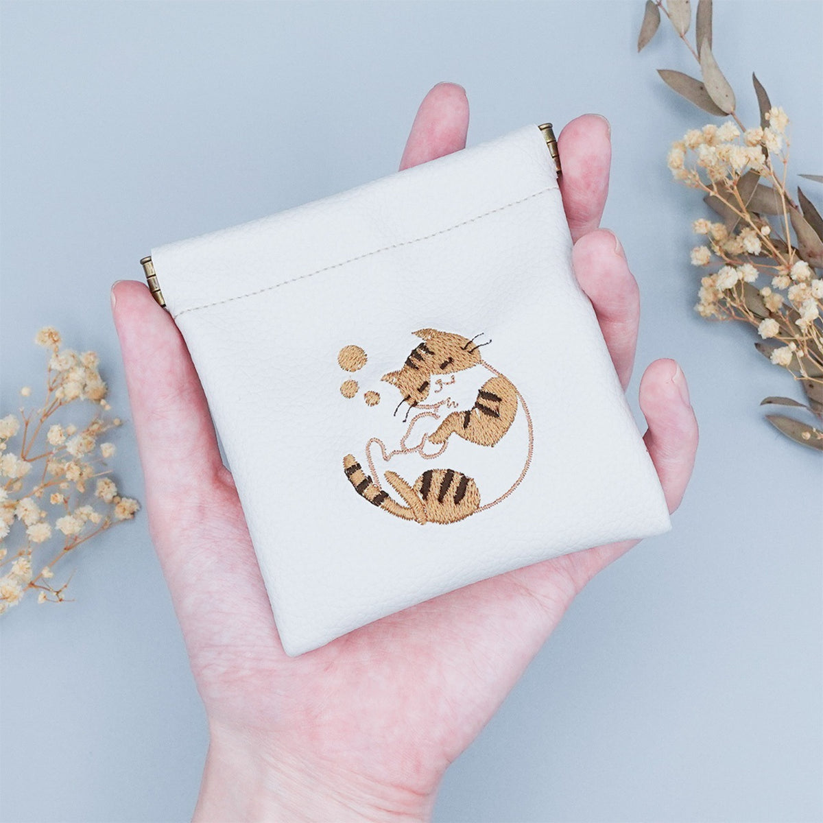 おふとんからでないねこ。 ぐっすりにゃんこの刺繍バネロポーチ【全3色】
