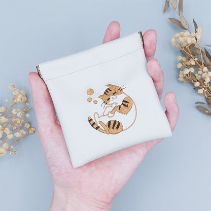 おふとんからでないねこ。 ぐっすりにゃんこの刺繍バネロポーチ【全3色】