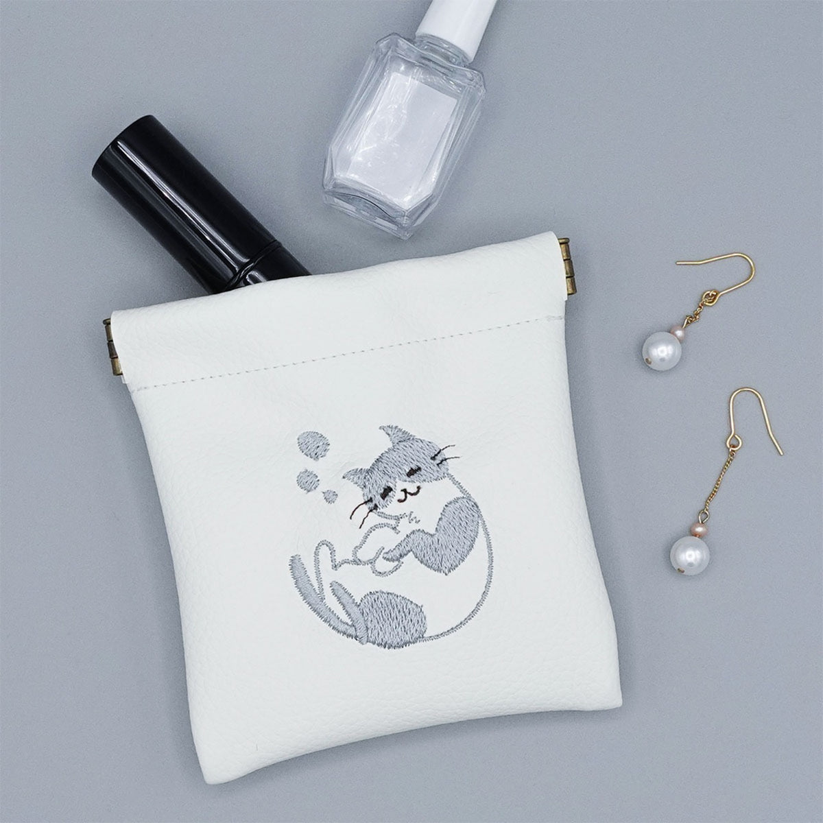 おふとんからでないねこ。 ぐっすりにゃんこの刺繍バネロポーチ【全3色】