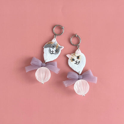 ★Kitty by maltamarie 仲良しなネコ・ぼたんとるりまるの耳飾り 白（ピアス／イヤリング）