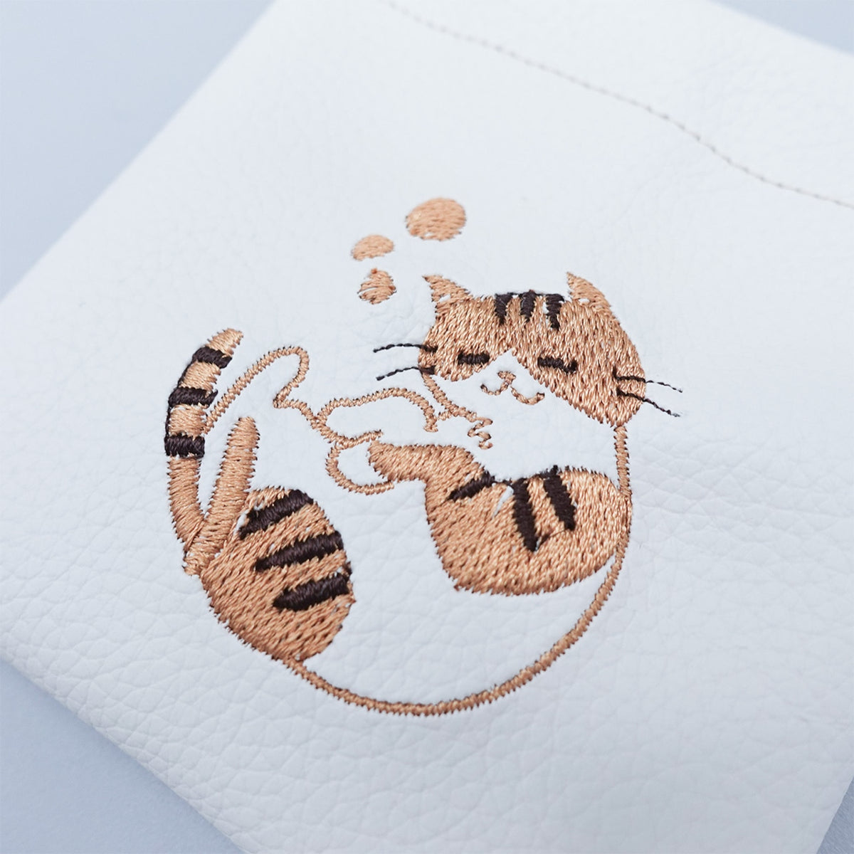 おふとんからでないねこ。 ぐっすりにゃんこの刺繍バネロポーチ【全3色】