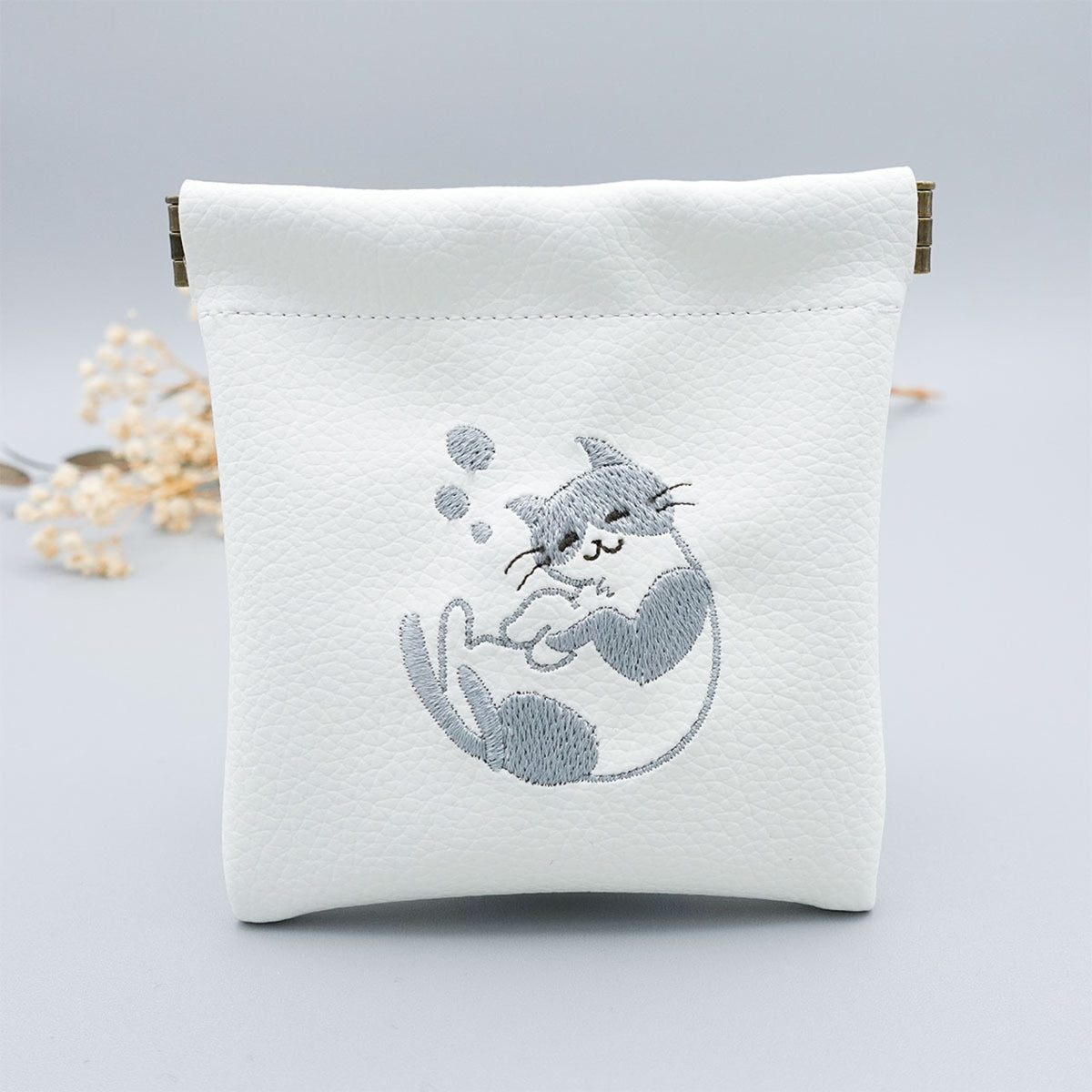 おふとんからでないねこ。 ぐっすりにゃんこの刺繍バネロポーチ【全3色】
