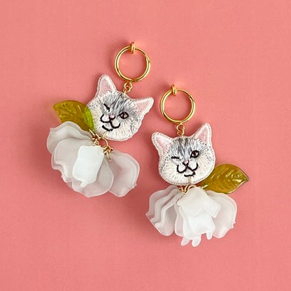★Kitty by maltamarie ウインクするネコ・せいの耳飾り（ピアス／イヤリング）