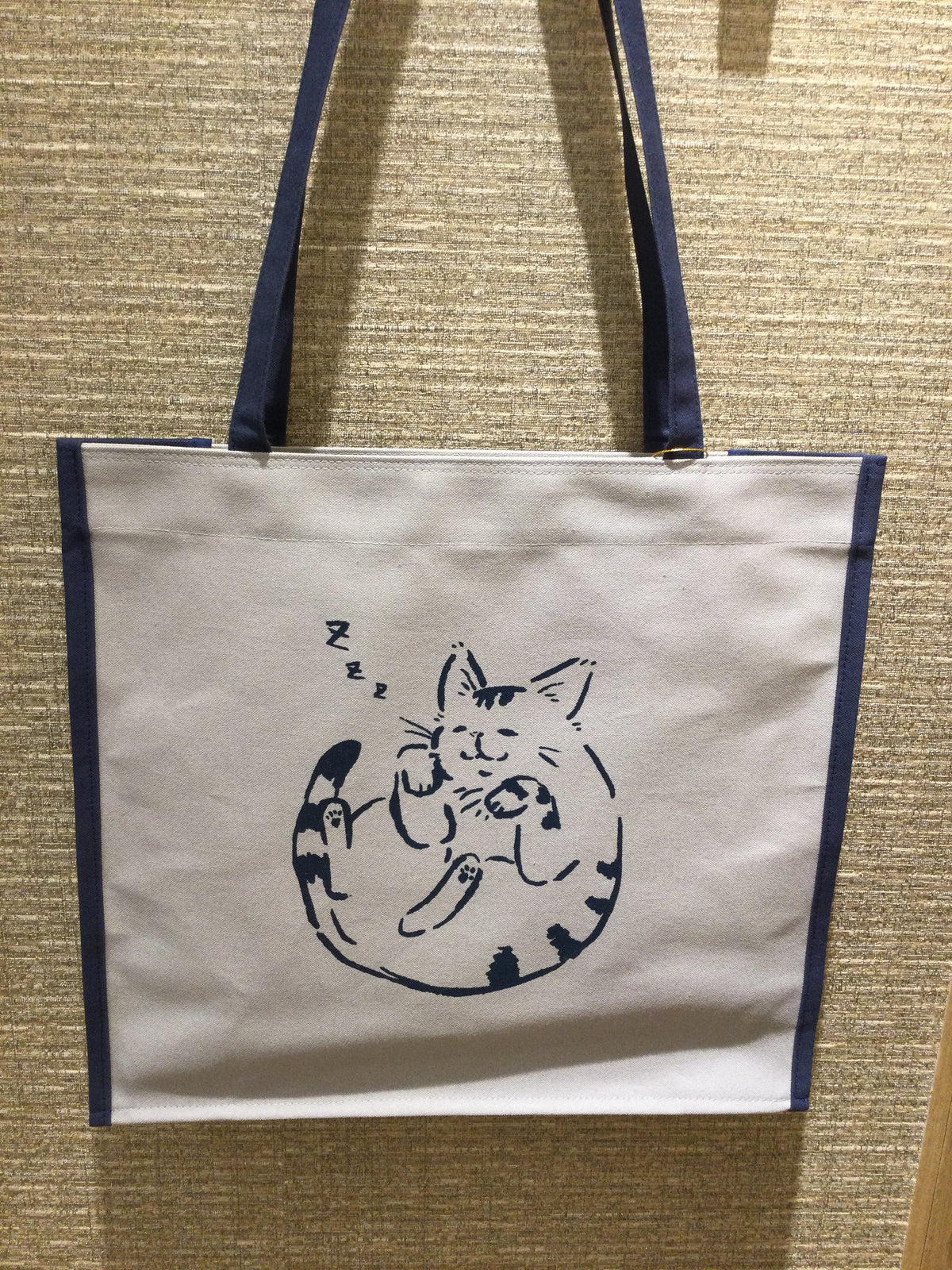 おふとんからでないねこ。 ゴロンと丸まるにゃんこのマチ付き帆布トート【全3色】