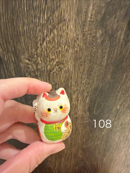 お一家族さま2個まで★ハニカミヤ★木彫り・起き上がり小法師招き猫