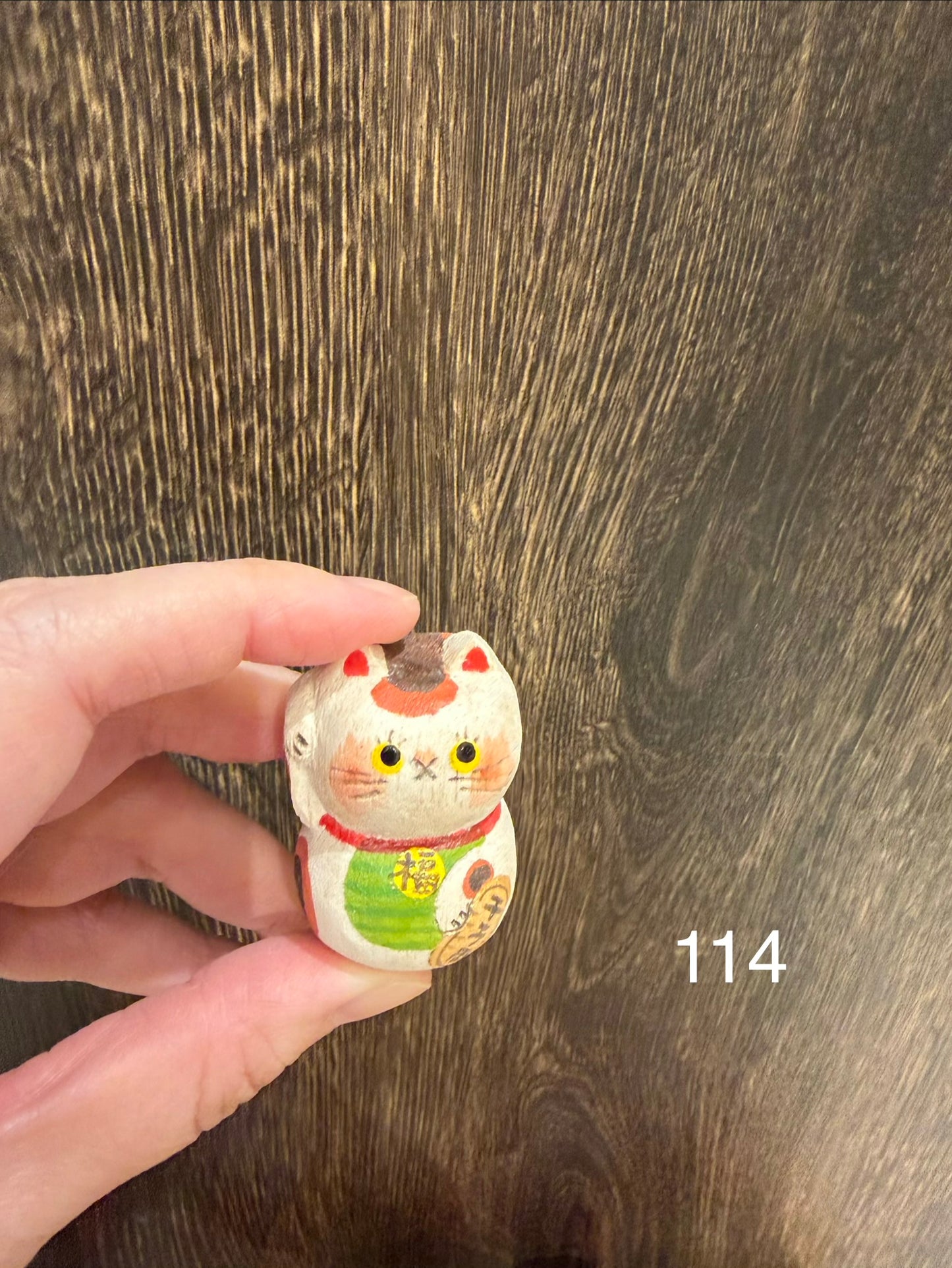 お一家族さま2個まで★ハニカミヤ★木彫り・起き上がり小法師招き猫