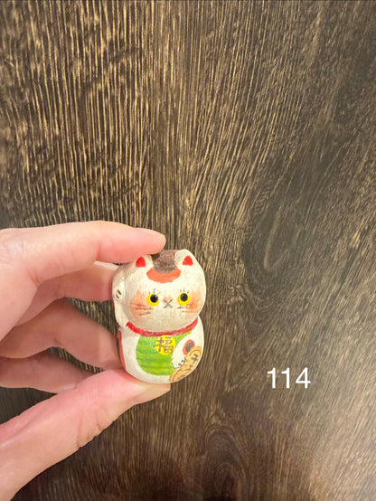 お一家族さま2個まで★ハニカミヤ★木彫り・起き上がり小法師招き猫