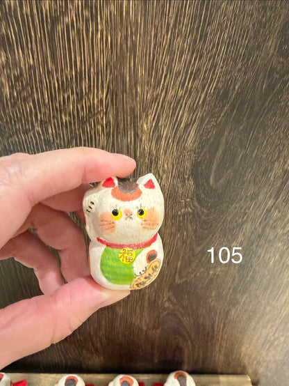お一家族さま2個まで★ハニカミヤ★木彫り・起き上がり小法師招き猫