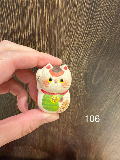 お一家族さま2個まで★ハニカミヤ★木彫り・起き上がり小法師招き猫