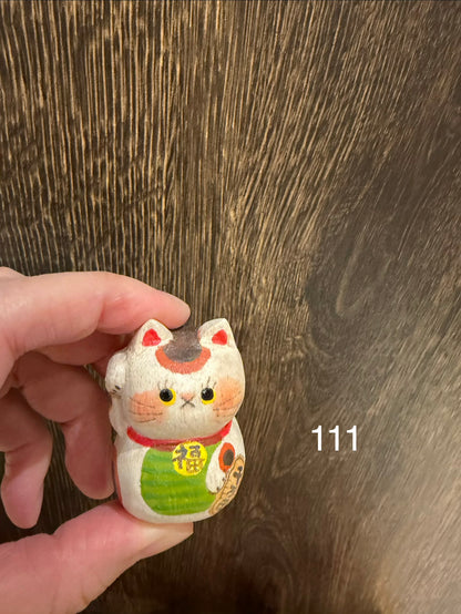 お一家族さま2個まで★ハニカミヤ★木彫り・起き上がり小法師招き猫
