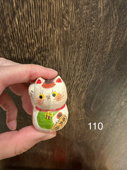 お一家族さま2個まで★ハニカミヤ★木彫り・起き上がり小法師招き猫