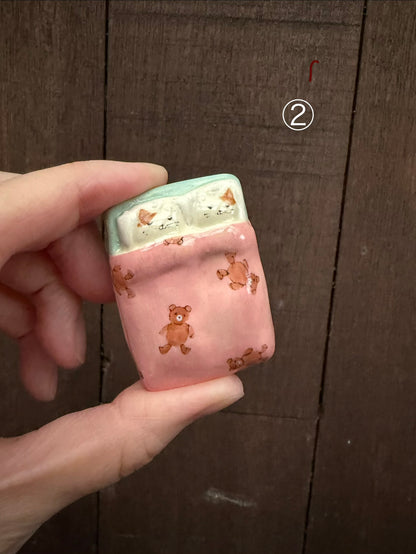 なすみどり　箸置き　お布団猫
