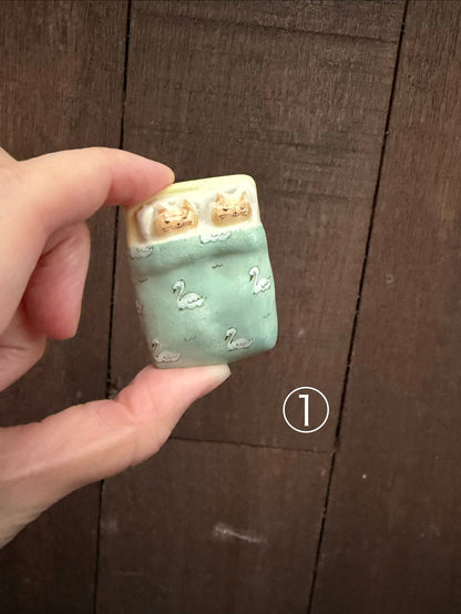 なすみどり　箸置き　お布団猫