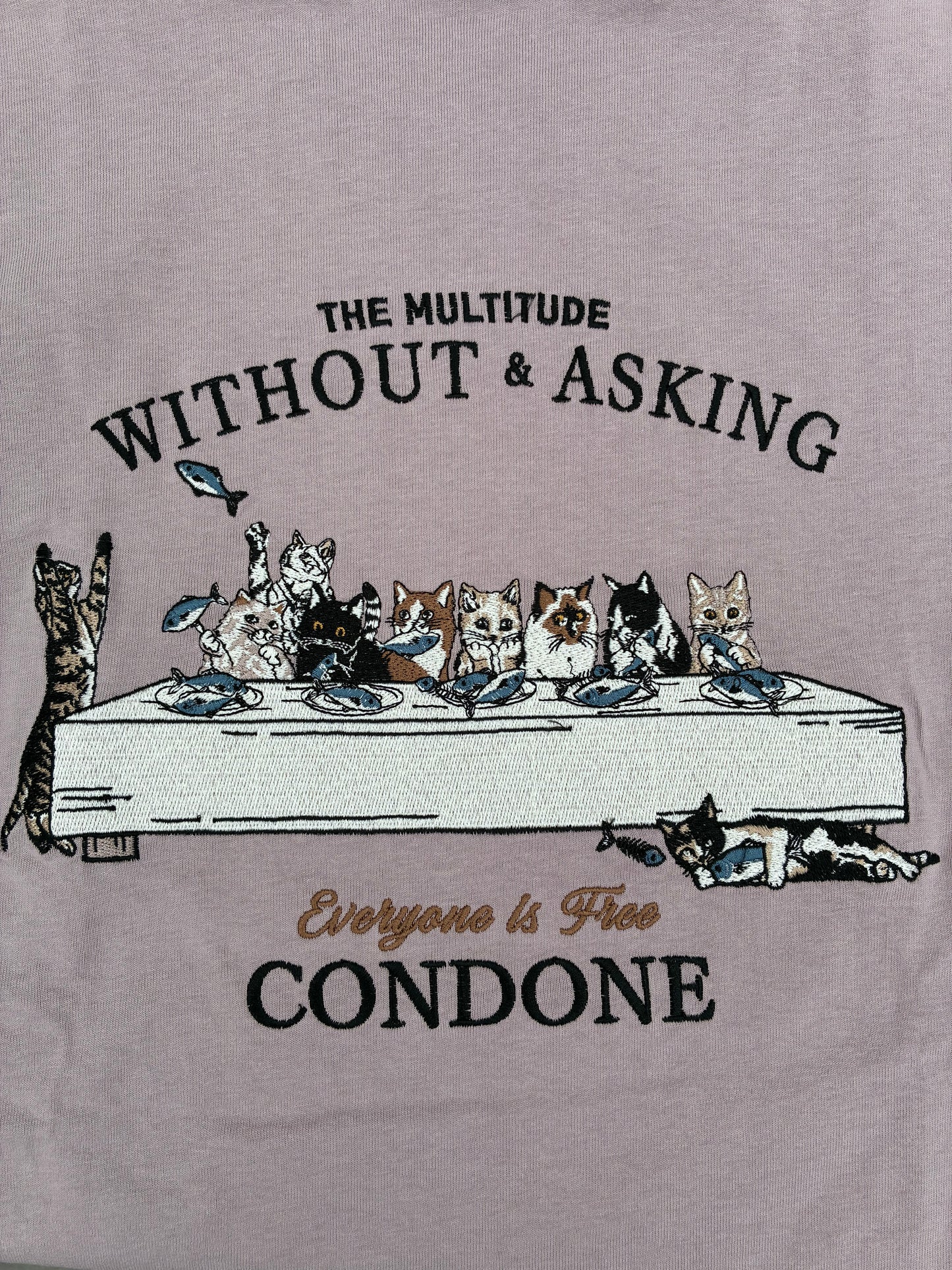 晩餐ネコ刺繍　Tシャツ
