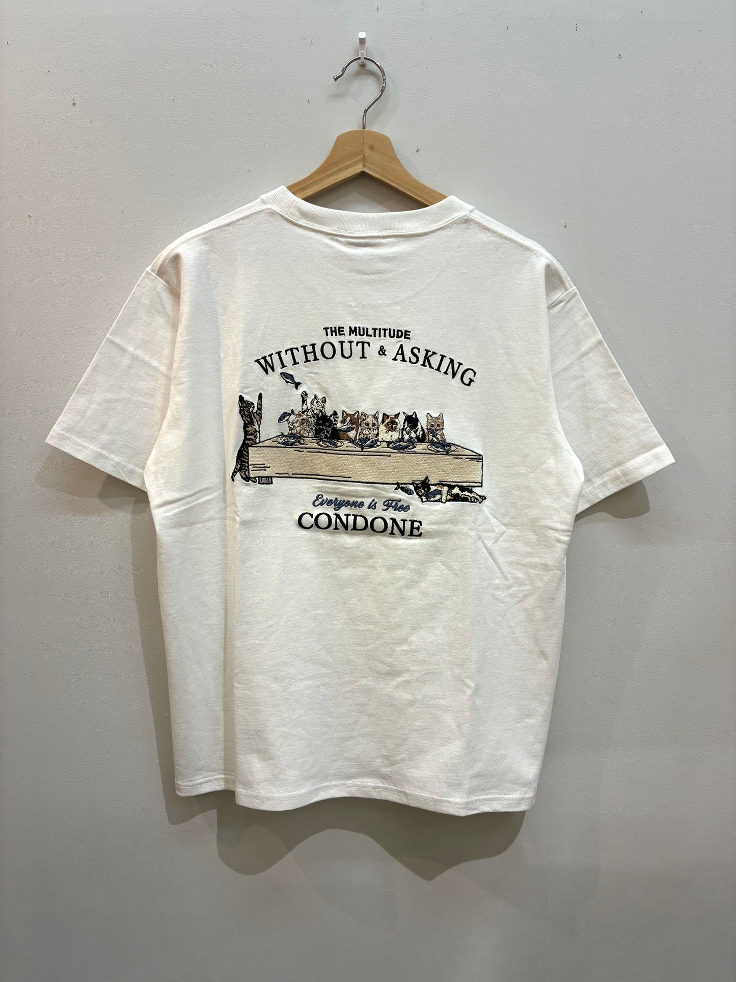 晩餐ネコ刺繍　Tシャツ
