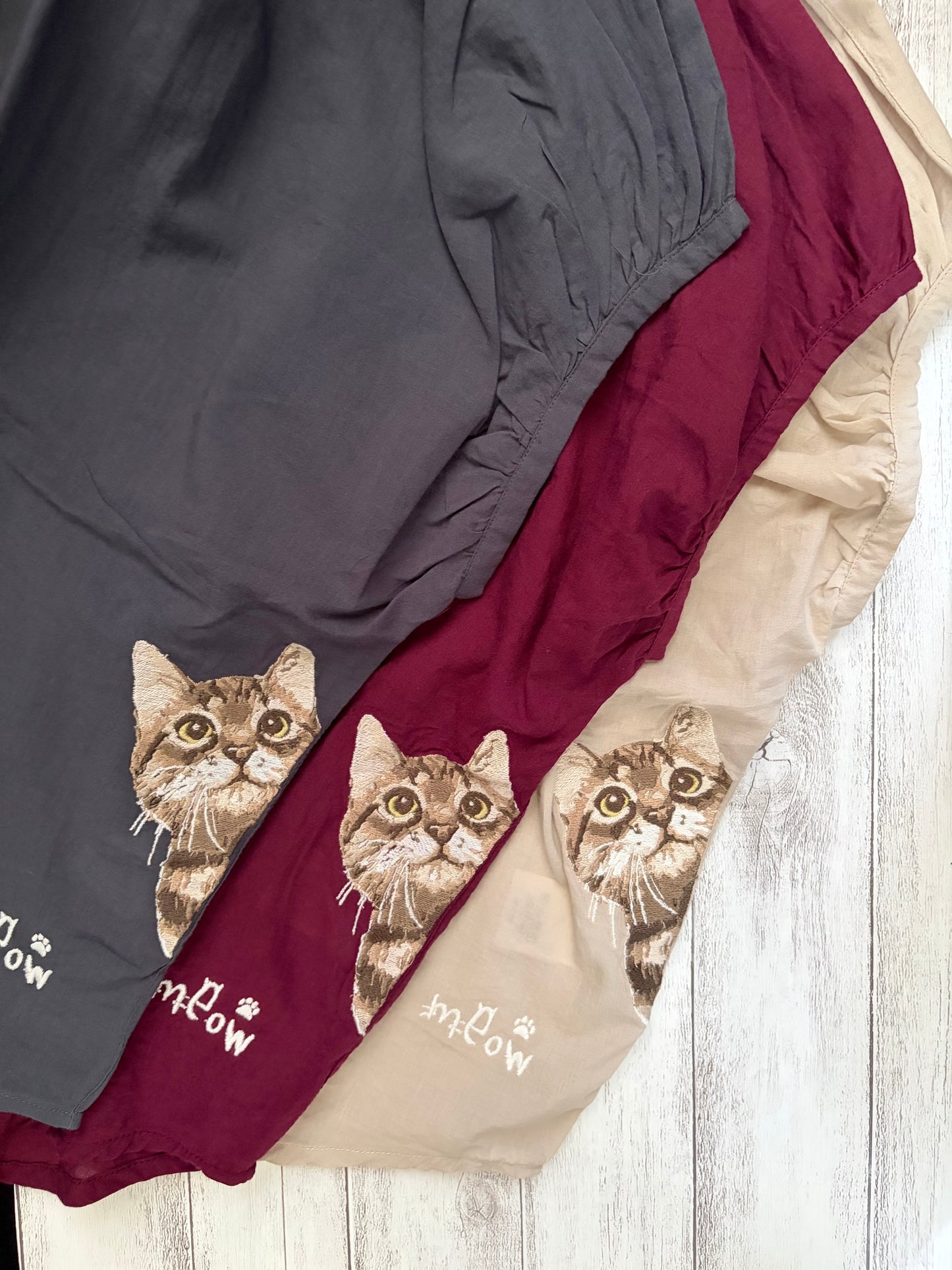 【8/中旬入荷！ご予約品】ねこ刺繍ワイドブラウス