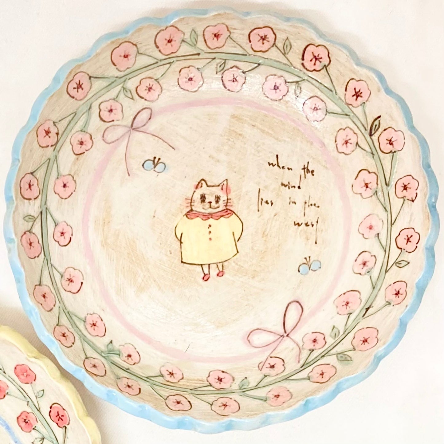 the cozy nook 小花柄 真ん中猫モチーフの皿