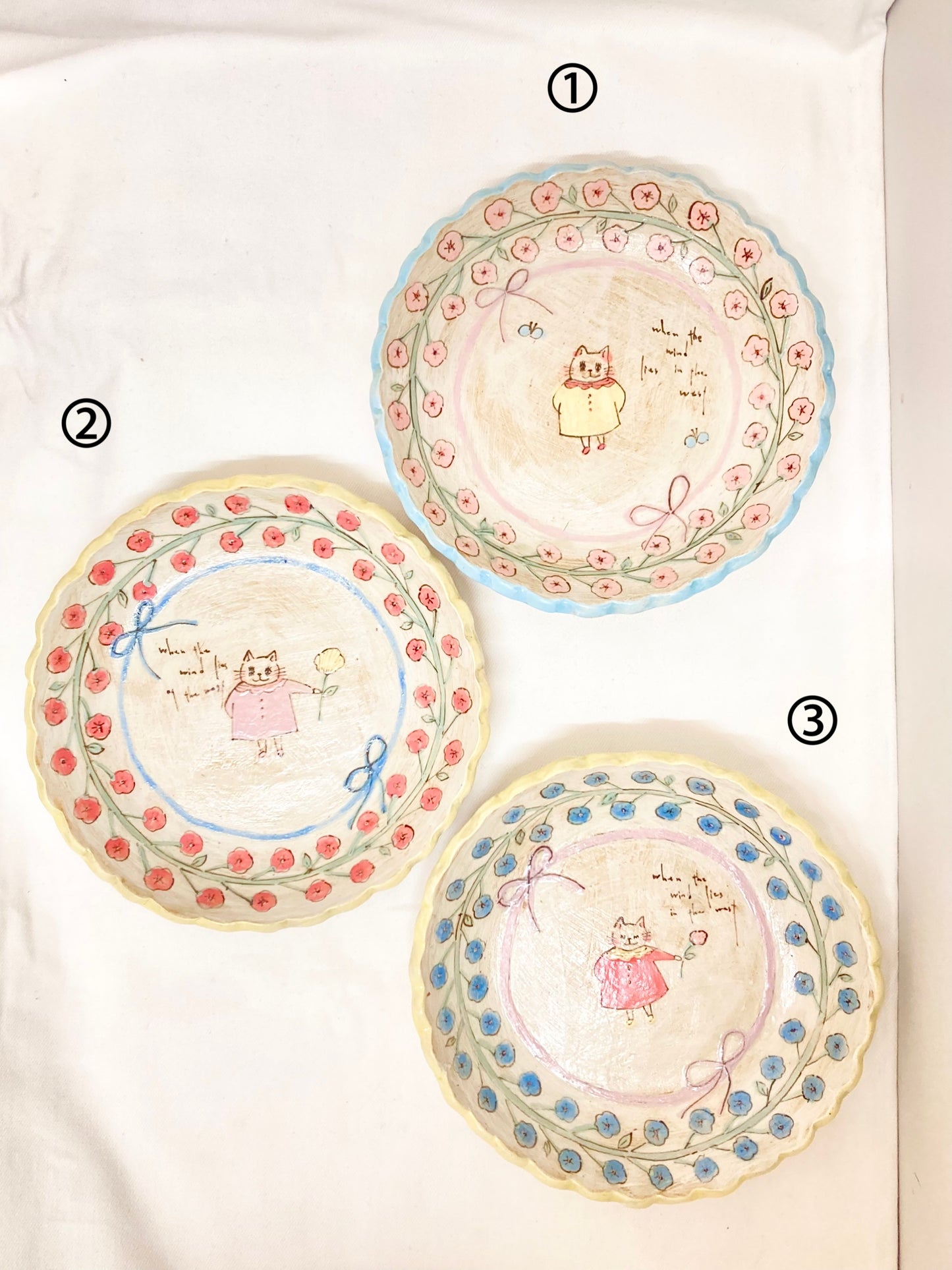 the cozy nook 小花柄 真ん中猫モチーフの皿