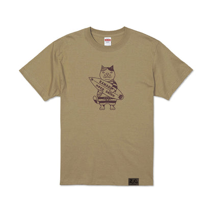 【 ご予約商品 】 鎌倉ねこサロン×ZUCO ASOBI  サーフィン ネコおっさんのTシャツ（サンドカーキ）