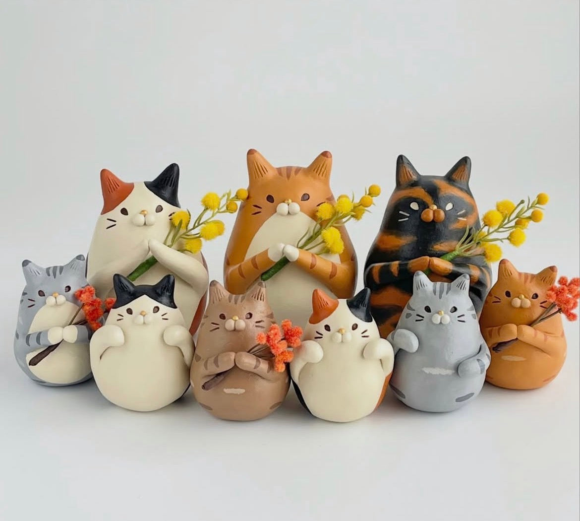 Hachinoco　お花を持つチビ猫オブジェ